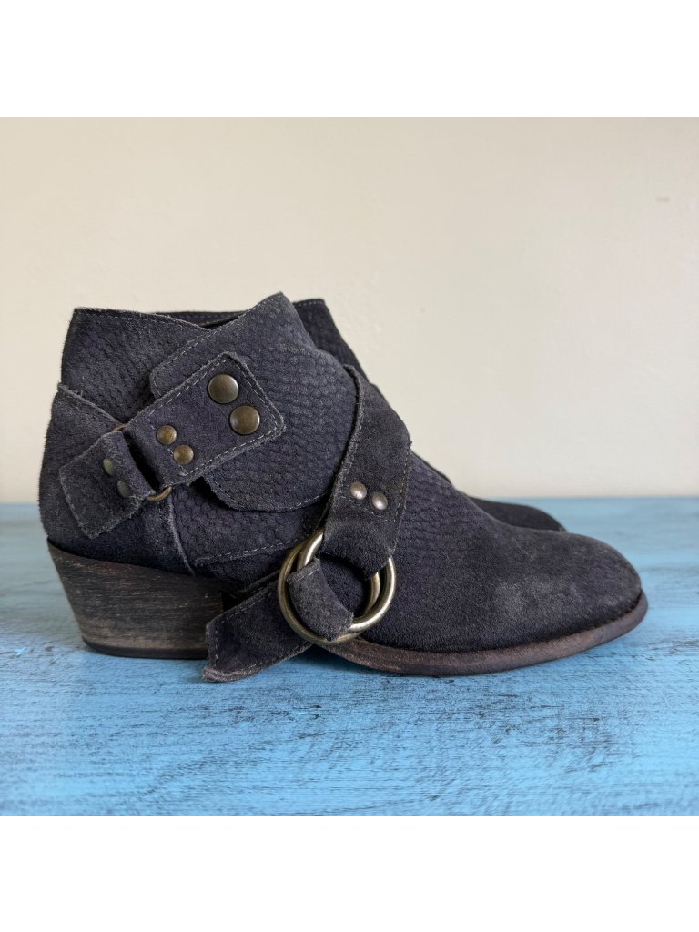 Free People "Tortuga" Snake Textured Gray Suede Sz 37 Us 7